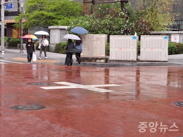 5일 오전 서울 지역에 비가 내리면서 우산을 들고 걸어가는 사람들.(자료=중앙뉴스)