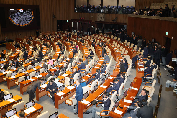 13일 오후 열린 국회 본회의에서 여야 의원들이 양곡관리법 재의안에 대해 무기명으로 투표하고 있다. (사진=연합뉴스)