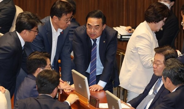 국회 본회의 특검법 제안 설명 중 민주당 중진 의원들이 이재명 대표 자리에 모여 대화하고 있는 모습.(사진=연합뉴스)