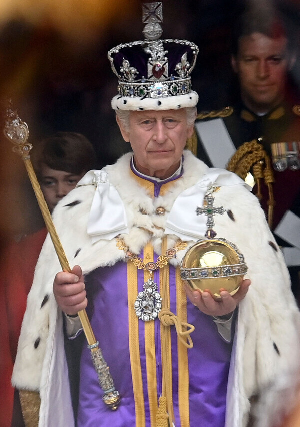 찰스 3세가 6일(현지시간) 대관식에서 군주의 힘을 상징하는 왕실 보물인 '홀'(왼손)과 '보주'를 든 모습.(사진=연합뉴스)