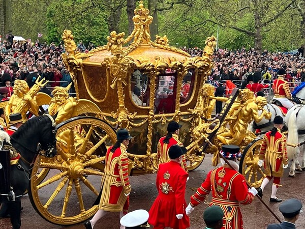 왕관 쓴 찰스3세, '황금 마차' 타고 65년간 기다린 왕관을 쓴 찰스 3세 영국 국왕이 6일(현지시간) '황금마차'를 타고 버킹엄궁으로 향하고 있다.(사진=연합뉴스)
