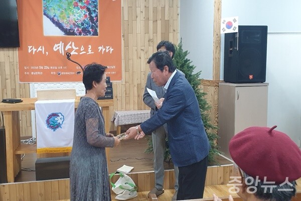  문학상을 수상한 이명주 시인 (사진=신현지 기자)