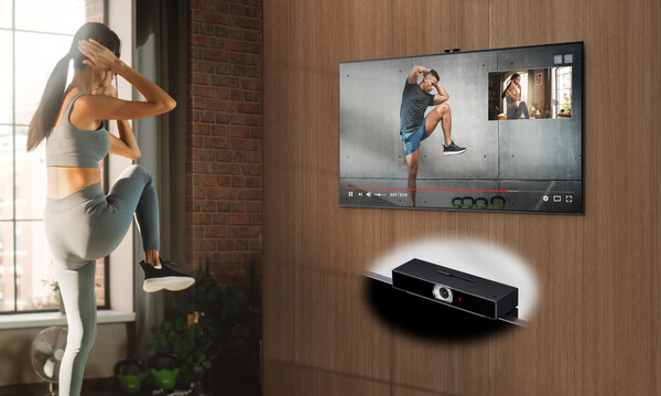 고객들이 LG TV 전용 카메라 'LG 스마트 캠'을 통해 홈트레이닝 코칭 영상과 본인 동작을 비교하며 운동하거나 TV로 편리하게 화상 회의를 진행하는 등 맞춤형 고객경험을 즐기고 있다. (제공=LG전자)