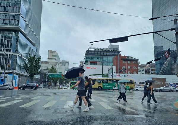 23일 오전 서울 홍대역 인근 횡단보도에 우산을 바쳐 들고 지나는 사람들.(사진=중앙뉴스)
