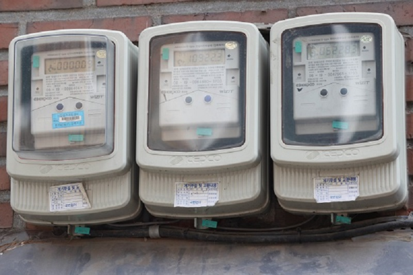 서울의 한 주택가에 전기계량기가 설치돼 있는 모습 (사진=연합뉴스)
