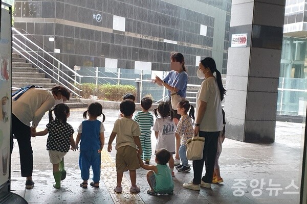 23일 어린이들이 나들이 중 비를 피하고 있는 모습/사진은 내용과 관련없음 (사진=신현지 기자)