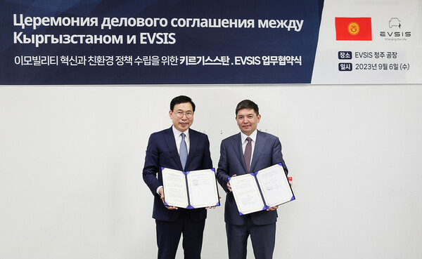 (왼쪽부터) 오영식 EVSIS 대표이사, 카낫 아브드라흐니호프 키르기즈공화국 경제상무부 차관 (제공=롯데정보통신)