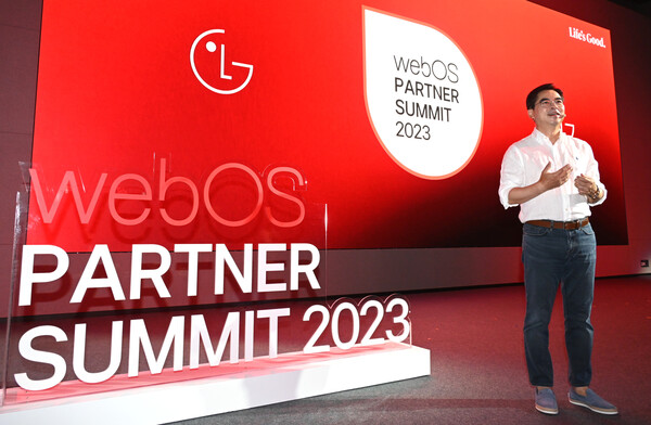 19일 서울 마곡 LG사이언스파크에서 열린 웹OS 파트너 서밋(Partner Summit) 2023에서 LG전자 박형세 HE사업본부장(부사장)이 ‘미디어&엔터테인먼트 플랫폼 기업’으로의 전환을 강조하며 기조연설을 하고 있다. (제공=LG전자)