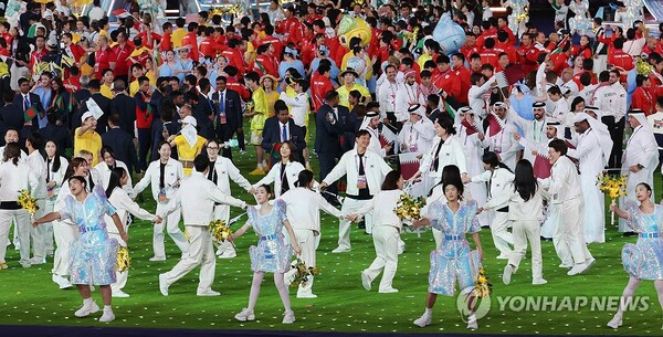 항저우 아시안게임 축제 마무리, 8일 오후 중국 항저우 올림픽 스포츠센터 스타디움에서 열린 2022 항저우 아시안게임 폐회식에서 한국 선수들이 손을 맞잡고 돌고 있다. (사진=연합뉴스 제공)