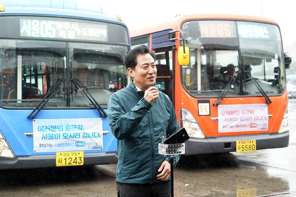 오세훈 서울시장이 지난달 27일 은평구 은평공영차고지를 방문해 '기후동행카드'를 소개하고 있다(사진=서울시)