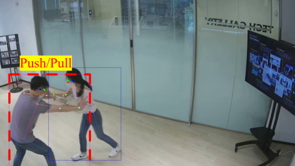 SKT AI 기술을 활용하면 발차기·주먹질·밀고당기기·쓰러짐·머리 때리기(자해)·드러눕기·달리기·배회하기·점프 등 총 9가지 도전적 행동을 인지해낼 수 있다. 연구원이 CCTV 앞에서 밀고 당기는 모습과 머리를 때리는 모습을 AI가 인지한 화면 (제공=SK텔레콤)