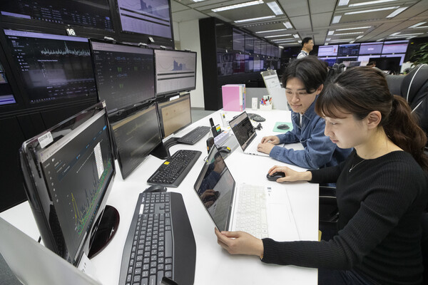 KT 직원들이 ‘어드밴스드 닥터지니’의 관제 화면을 모니터링하는 모습 (제공=KT)