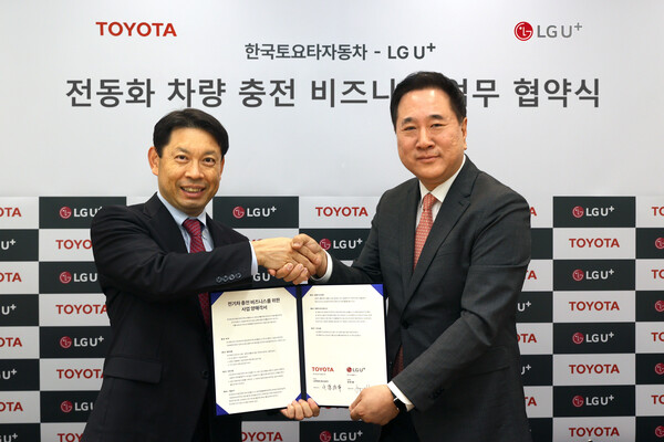현준용 LG유플러스 EV충전사업단장(오른쪽)과 나카하라 토시유키 한국토요타자동차 전무가 기념사진을 촬영하고 있다. (제공=LG유플러스)