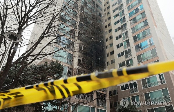 연휴 마지막 날이자 성탄절인 25일 새벽 서울 도봉구의 한 고층 아파트에서 불이 나 2명이 숨지고 29명이 다쳤다. (사진은 이날 사고 현장의 모습=연합뉴스 제공)