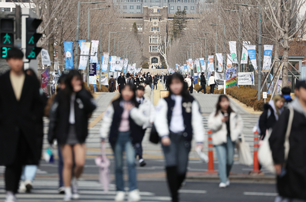 개강을 마친 지난 3월3일 서울의 한 대학교 교문 주변이 등교한 학생들로 붐비고 있다. (사진=연합뉴스)