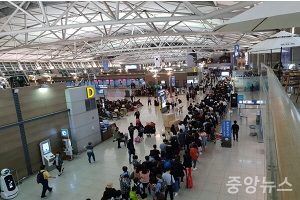 출국을 위해 긴 줄을 잇고 있는 인천공항의 해외여행객들 모습 (사진=신현지 기자)
