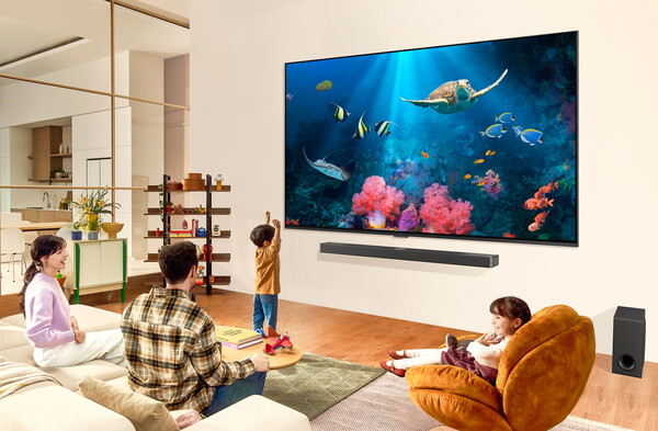 2024년형 LG QNED TV는 AI 기술 기반의 ‘알파8 프로세서’'를 적용해 더욱 뛰어난 화질과 음질을 제공한다. 특히 초대형 TV를 원하는 고객을 위해 98형 TV가 라인업에 새롭게 추가됐다. (제공=LG전자)