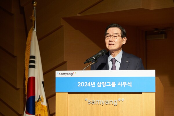 2일 판교 삼양디스커버리센터에서 열린 2024년 시무식에서 김윤 회장이 신년사를 발표하고 있다. (제공=삼양그룹)