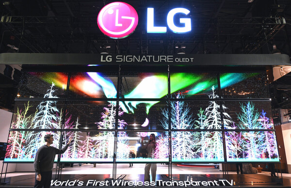 LG전자가 미국 라스베이거스에서 현지시간 9일 개막하는 ‘CES 2024’에 참가한다. 투명·무선 올레드 TV인 ‘LG 시그니처 올레드 T’ 15대로 구성된 미디어 아트가 LG전자 부스를 찾은 관람객들을 맞이한다. (제공=LG전자)