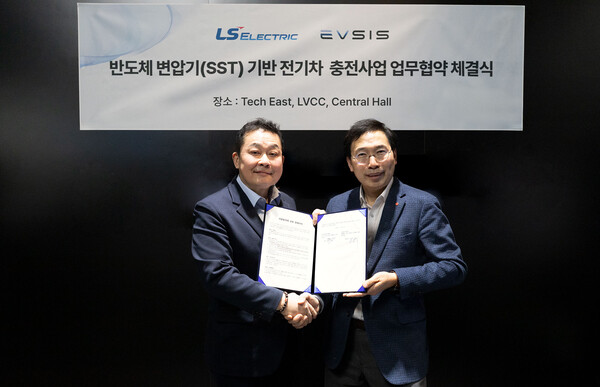 (왼쪽부터) 김종우 LS일렉트릭 사장, 오영식 EVSIS 대표이사 (제공=롯데정보통신)