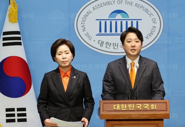 24일 개혁신당 이준석 대표와 한국의희망 양향자 대표가 국회에서 합당 발표 기자회견을 하고 있는모습.(사진=연합뉴스)