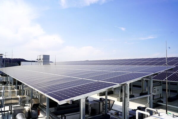 풀무원은 전국의 제조 사업장과 물류센터에 단기적으로는 태양광 발전, 중장기적으로는 수소 에너지를 활용할 계획이다. 풀무원기술원 옥상에 태양광 설비가 설치돼 있다. (제공=풀무원)