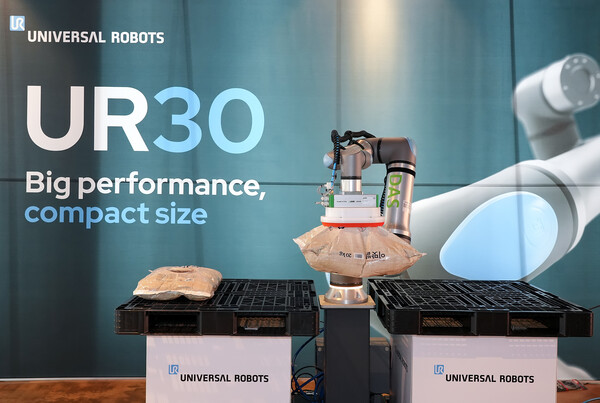 유니버설로봇의 UR30이 30kg의 물건을 옮기고 있다. (제공=유니버셜로봇)
