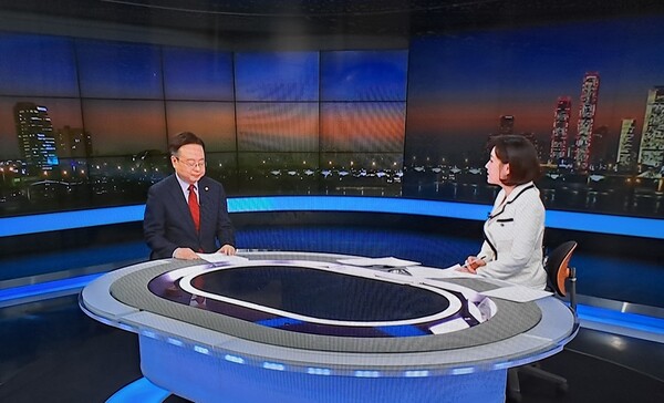 조규홍 보건복지부 장광은 KBS 방송 저녁 7시 뉴스에 출연해서 의료개혁 4대 방안을 설명하고 있는 모습.(사진=KBS방송 캡쳐)