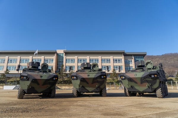 현대로템 관계자들이 육군 25사단 장병들에게 차륜형지휘소용차량 교육을 진행하는 모습 (제공=현대로템)