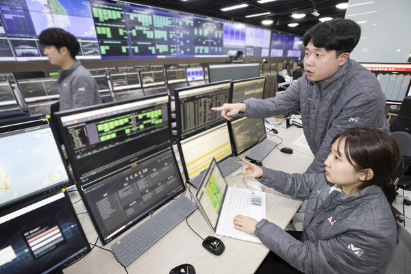 KT 네트워크 전문가가 과천 네트워크 관제 센터에 꾸려진 ‘종합상황실’에서 네트워크를 점검하고 있다. (제공=KT)