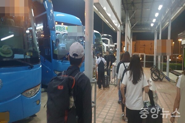 여행객들이  대기하고 있는 관광버스에 오르고 있는 모습 (사진=신현지 기자)