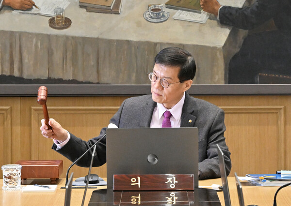 이창용 한국은행 총재가 22일 오전 서울 중구 한국은행에서 열린 금융통화위원회에서 의사봉을 두드리고 있다. (사진=연합뉴스)