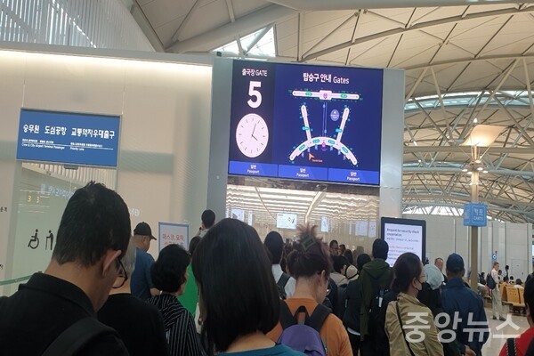 설 명절 연휴를 이용해 해외여행을 떠나고자 인천공항을 찾은 여행객들 모습 (사진=신현지 기자)