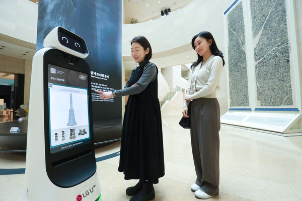이촌동 소재 국립중앙박물관에서 U+안내로봇의 설명을 듣고 있는 모습 (제공=LG유플러스)