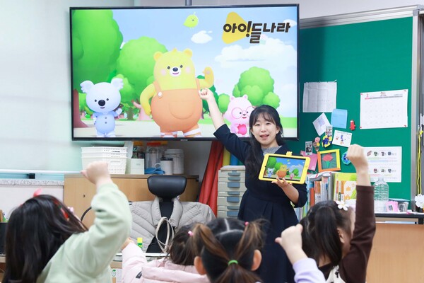 경기도 향동초등학교에서 1학년 학생들이 아이들나라를 통해 늘봄학교 수업을 듣는 모습 (제공=LG유플러스)