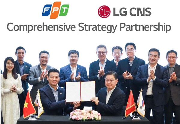 LG CNS 현신균 대표(오른쪽 다섯번째)와 FPT그룹 응우옌 반 코아(왼쪽 네번째) CEO 등 관계자가 지켜보는 가운데 통신/유통/서비스사업부장 박상균 전무와 FPT그룹 부 아잉 뚜 CTO가 MOU를 체결하고 있다. (제공=LG CNS)
