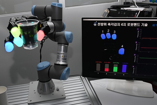 ETRI 연구진이 개발한 360도 전방위 촉각감지 4지 로봇핸드 기술_압력 세기에 따라 로봇 손가락 색이 달라진 모습 (제공=ETRI)