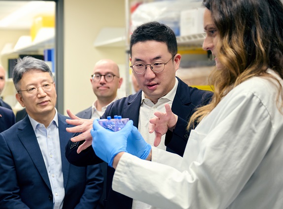 구광모 (주)LG 대표가 지난 21일(현지시간) 미국 보스턴의 다나파버 암 센터를 방문해 세포치료제 생산 시 항암 기능을 강화시킨 세포를 선별하는 과정에 대한 설명을 듣고 있는 모습.(사진=LG그룹 제공)