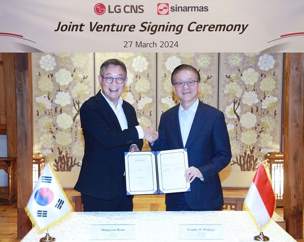 LG CNS 현신균 대표(왼쪽)와 시나르마스 프랭키 우스만 위자야 회장이 합작투자 계약을 체결하는 모습 (제공=LG CNS)