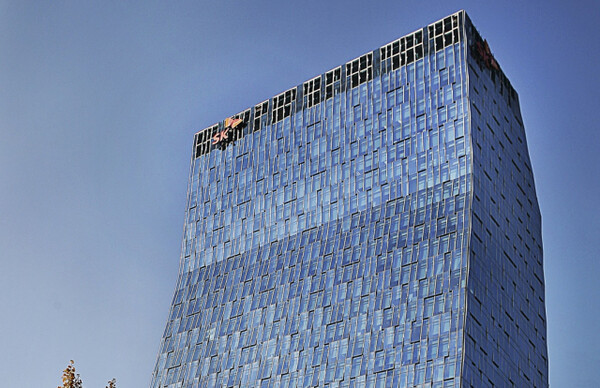 SK텔레콤과 SPC그룹이 9일 오전 서울 을지로에 위치한 SKT타워에서 인공지능(AI) 기술 기반 협력을 강화하는 전략적 업무협약(MOU)을 체결했다.  (사진: 서울 중구 을지로 SKT타워 전경. 제공=SK텔레콤 )