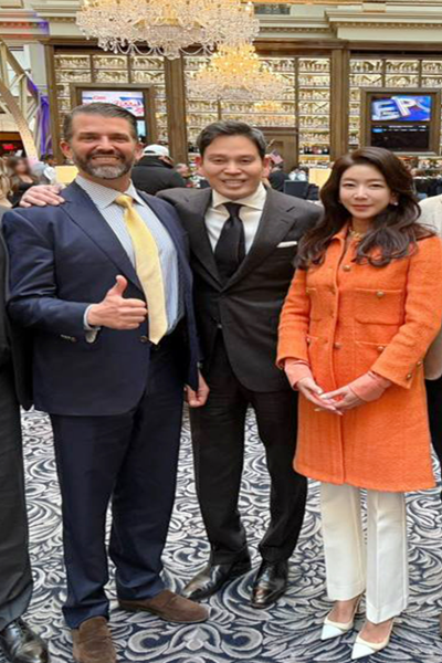 취임식 참석을 위해 지난 18일(현지시각) 워싱턴을 찾은 정용진 신세계그룹 회장(가운데)과 트럼프 주니어(왼쪽), 부인 한지희씨(오른쪽) (사진=신세계그룹)