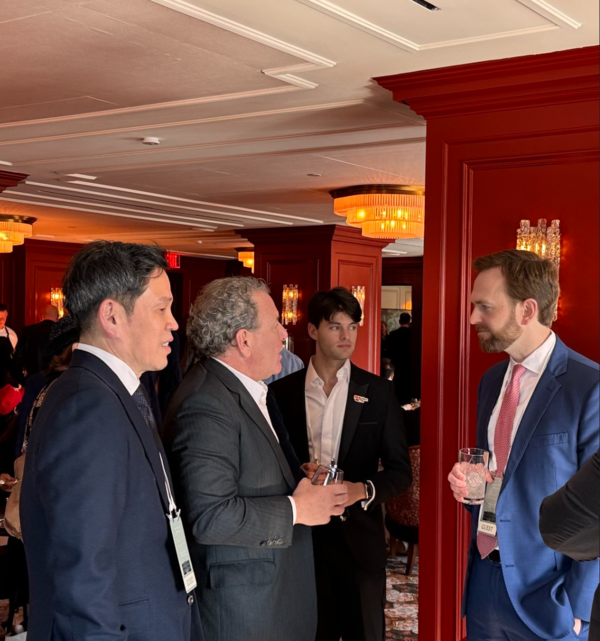 정용진 신세계그룹 회장(왼쪽)이 20일(현지시각) 부통령 JD벤스 주관 네트워킹 행사에서 씨티그룹 임원이었던 마이클 클라인(가운데)과 트럼프 행정부의 연방거래 위원장으로 지명 된 앤드류 퍼거슨(오른쪽)과 만나 대화를 나누고 있다. /신세계그룹 제공