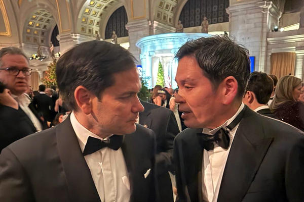  정용진 회장이 20일 저녁(현지시간)에 열린 스타라이트 무도회에서 트럼프 행정부 내각 인사중 최초로 상원 인준을 통과한 마크 루비오 국무장관과 만나 담소를 나누고 있다.(사진=신세계그룹)