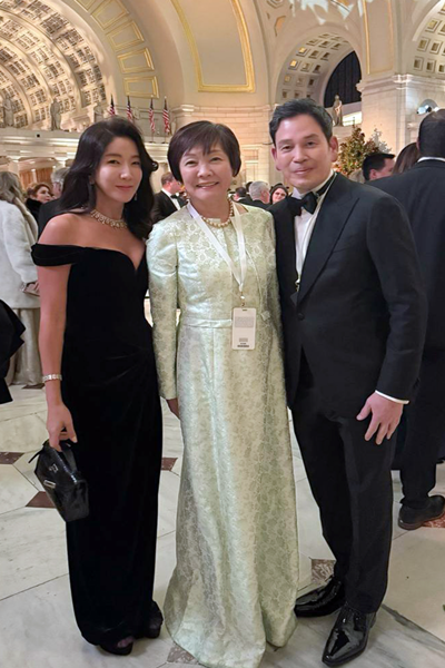 정용진 회장(오른쪽)과 부인 한지희씨(왼쪽)가 20일 저녁(현지시간)에 열린 스타라이트 무도회에서 일본 아베 신조 前총리의 부인 아베 아키에 여사(가운데)와 함께 만났다(사진=신세계그룹)