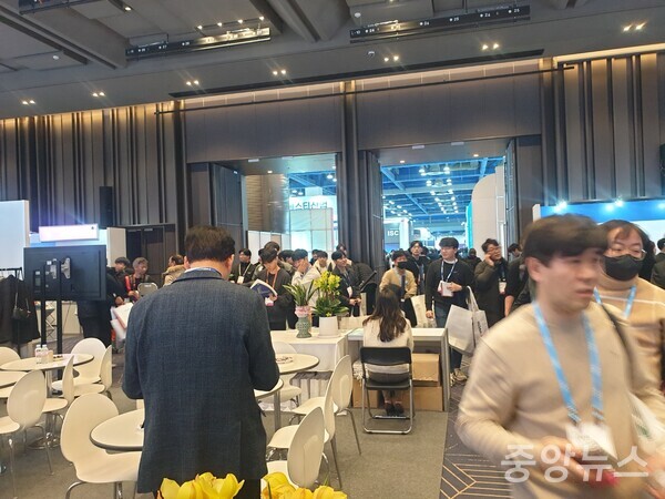 20일 코엑스에서 열린 '세미콘 코리아 2025'을 찾은 방문객들 모습 (사지=신현지 기자)