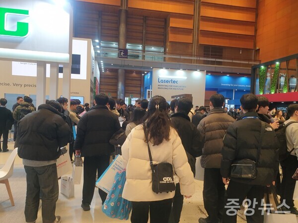 반도체 관련 업계 취업희망자들이 부스를 둘러보고 있다 (사진=신현지 기자)