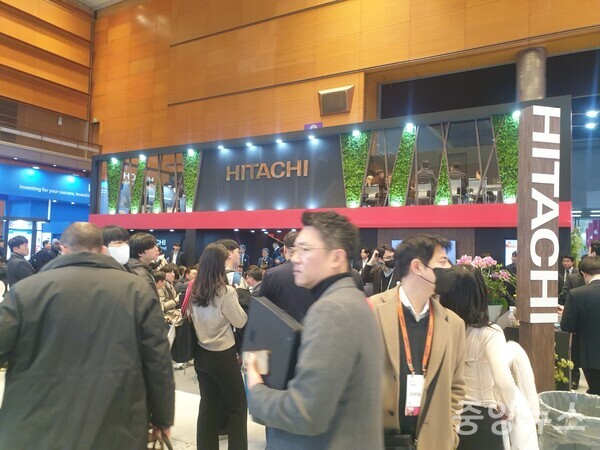 20일 세미콘 코리아에 참가한  반도체 업계 관계자들과 방문객들 모습  (사진=신현지 기자)