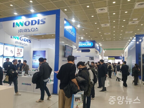 취업 희망자들이 채용 상담회를 위해  관련 책자를 들여다보고 있다 (사진=신현지 기자)