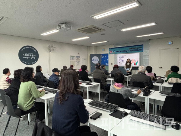 우리금융이 시니어 디지털 금융 교육 확대 운영 한다.사진은 역촌  노인 복지관에서 금융 교육을 받고 있는 모습.(사진=우리금융그룹 제공)