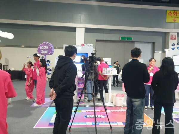 LG CNS가 현장에 마련한 부스에서  대화형 AI 기반 어시스턴트인 '코파일럿'을 활용한 컨설팅 프로그램을 소개하는 모습 (사진=신현지 기자)